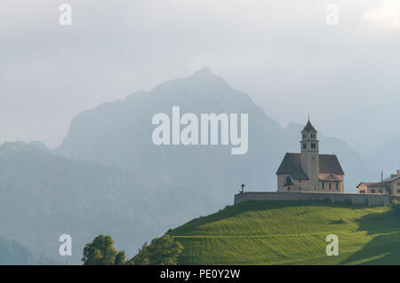 La Chiesa italiana nella luce della sera Foto Stock