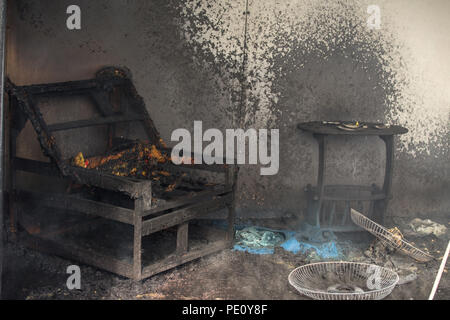 Sedia e mobili in casa dopo aver bruciato con fumo e polvere nella masterizzazione di scena di arson inchiesta corso Foto Stock