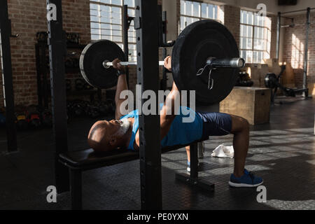 Senior uomo esercitando con barbell Foto Stock