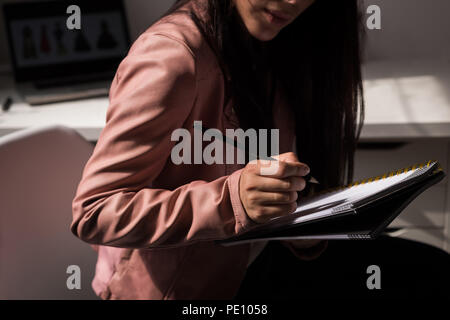 Designer di moda fare schizzo in studio di progettazione Foto Stock