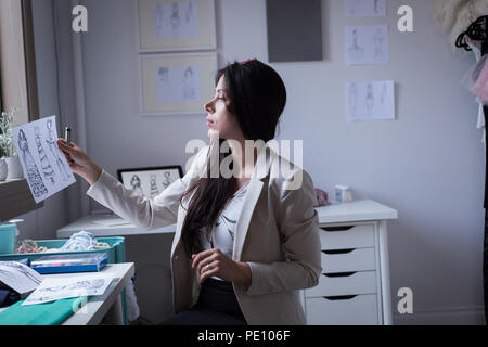 Designer di moda schizzi di controllo Foto Stock