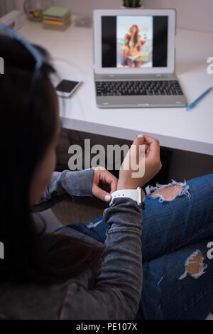 Designer di moda indossando smart watch Foto Stock