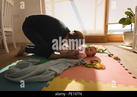 La madre gioca con il suo bambino Foto Stock