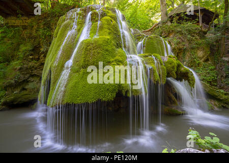 Bella Bigar unico cascata in Romania sul bordo della strada che passa attraverso le montagne carpatian Foto Stock