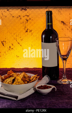 Nachos, Salsla, vetro e bottiglia di vino Foto Stock