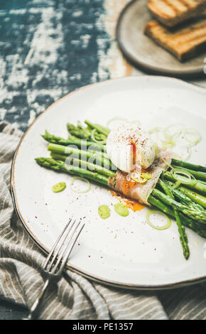 Asparagi verdi, soft-uovo sodo , bacon e toast, il fuoco selettivo Foto Stock