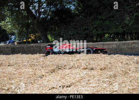 Una vettura di Formula Uno accelera il Hillclimb al Festival di Goodwood di velocità 2018. Foto Stock