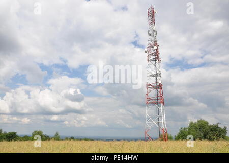 Torre di comunicazione su un campo Foto Stock