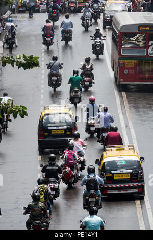 Moto e taxi il traffico sul ponte di Frere in Mumbai, India Foto Stock