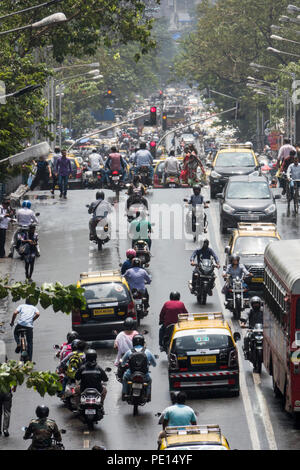 Moto e taxi il traffico sul ponte di Frere in Mumbai, India Foto Stock