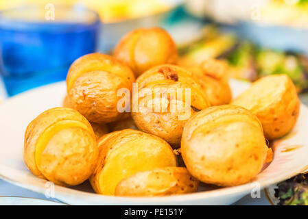 Appena sfornato bucce di patata Foto Stock