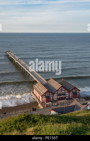 Il bellissimo centro storico molo cambs sulla costa del North Yorkshire, Inghilterra. Il solo molo rimanente in questa parte della costa del Regno Unito. Foto Stock