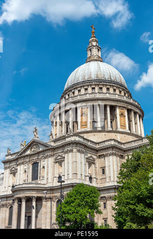 Imponente la Cattedrale di Saint Paul a Londra in una giornata di sole Foto Stock