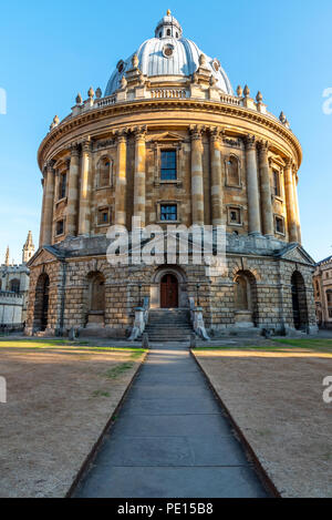 La Radcliffe Camera, un vecchio edificio storico a Oxford, Inghilterra Foto Stock