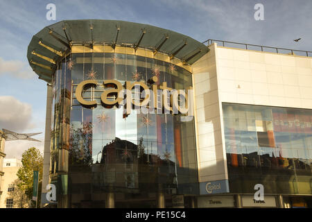 Panorama del centro commerciale Capitol in Queen Street nel centro di Cardiff Foto Stock