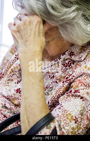 Miami Florida,Coral Gables,anziani anziani anziani anziani pensionati pensionati anziani pensionati anziani,adulti donne donne donne donna donna donna, stanco,età,re Foto Stock