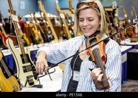 Miami Beach Florida,Centro Congressi,centro,Newport Guitar Festival,festival fair,spettacolo,strumento musicale,strumenti,vendita,acquistare,venditori ambulanti stalla Foto Stock