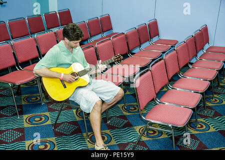 Miami Beach Florida,Centro Congressi,centro,Newport Guitar Festival,festival fair,spettacolo,strumento musicale,strumenti,vendita,acquistare,venditori ambulanti stalla Foto Stock