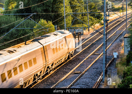 Vista giorno paesaggio British treno sulla Ferrovia. Foto Stock
