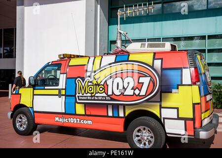 Miami Beach Florida,Centro Congressi,centro,uomo maschio,stazione radio,trasmissione van,vernice insolita,annuncio,pubblicità,pubblicità,media,Mondrian,Majic 102.7,moder Foto Stock