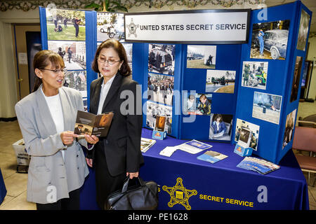 Miami Florida,Organizzazione degli Americani cinesi,oca,carriera comunitaria,fiera del lavoro,donne asiatiche,reclutamento,stand,stand,United States Secret Ser Foto Stock