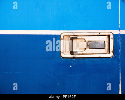 Vista ravvicinata del vecchio arrugginito retrò Carrello maniglia della porta. Foto Stock