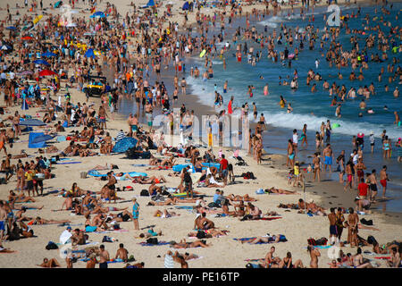 Dicembre 30, 2017: temperature oltre i 35 gradi Celsius tirare di masse di persone per la città affollate spiagge di Sydney, qui la spiaggia di Bondi, Sydney, Austral Foto Stock