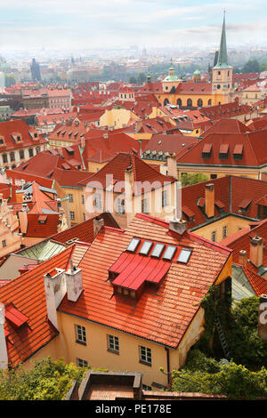 Bellissimo paesaggio con famosi tetti rossi di Mala Strana di Praga, Repubblica Ceca Foto Stock