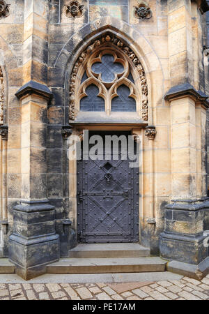 Praga Repubblica Ceca, giu 9, 2018: vista di un ornato entrata porta in stile gotico architettura presso la Cattedrale di San Vito a Praga Foto Stock