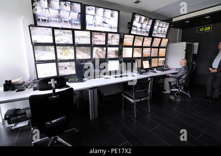 Alla sala di controllo di Olympic National Complesso Sportivo stadio: Operatore seduto vicino a visualizza, la partita di calcio di radiodiffusione. Marzo 16,2018. A Kiev, Ucraina Foto Stock