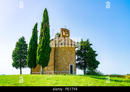 Vista della cappella della Madonna di Vitaleta o la Cappella della Madonna di Vitaleta sulla collina in una zona collinare Toscana Campo in Valdorcia Provincia o Foto Stock