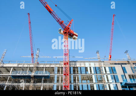 Gru a torre a fianco di un nuovo alto edificio in un cantiere, Sheffield, England, Regno Unito Foto Stock