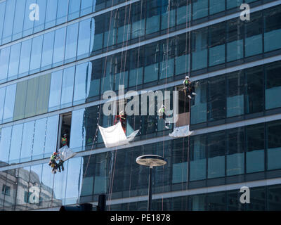 Sostituzione di Windows in un alto edificio 100 Bishopsgate, London Foto Stock