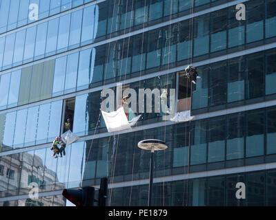 Sostituzione di Windows in un alto edificio 100 Bishopsgate, London Foto Stock