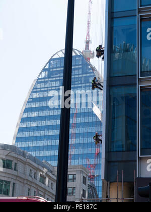 Sostituzione di Windows in un alto edificio 100 Bishopsgate, London Foto Stock