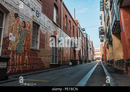 Graffiti e Steet e arte sulle pareti di mattoni rossi, a Prince Lane, Perth, Western Australia Foto Stock