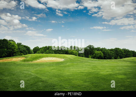 Rifilato il prato e bunker di sabbia per giocare a golf sul campo da golf, nessuno. Prato in sport club, parco giochi con erba verde Foto Stock