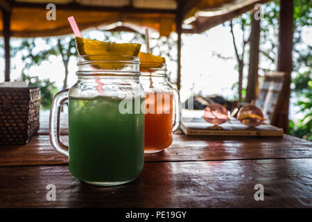 Cocktail in un bar sulla spiaggia di Koh Rong Samloem, Cambogia Foto Stock