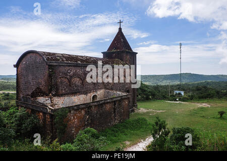 Abbandonata la Chiesa cattolica in Bokor Parco Nazionale vicino a Kampot, Cambogia Foto Stock