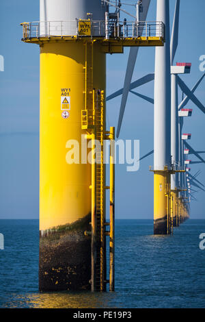 Walney 1 Offshore Wind Farm al largo della costa di Barrow-in-Furness nel Mare d'Irlanda Foto Stock