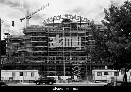 Gosto 2103, Denver in Colorado. Denver storico della stazione di unione si rifà il trucco, mentre gli edifici di nuova costruzione e delle infrastrutture di trasporto è eretta su tutti Foto Stock