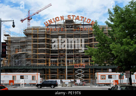 Agosto 2013, Denver, Colorado. Denver storico della stazione di unione si rifà il trucco, mentre gli edifici di nuova costruzione e delle infrastrutture di trasporto è eretta su Foto Stock