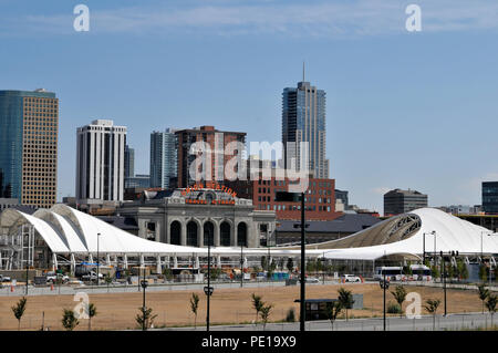 Denver è di nuovo multimodale di trasporto hub ancora in fase di costruzione con la storica Union Station in background. La ristrutturazione di Denver Foto Stock