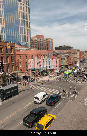 Vista aerea di Broadway, il quartiere del divertimento con barre sul tetto, ristoranti e luoghi di intrattenimento di musica dal vivo, Nashville, TN, Stati Uniti d'America Foto Stock