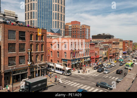 Vista aerea di Broadway, il quartiere del divertimento con barre sul tetto, ristoranti e luoghi di intrattenimento di musica dal vivo, Nashville, TN, Stati Uniti d'America Foto Stock