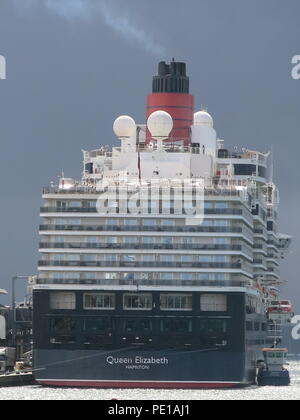 Un close-up della poppa dell'iconico Cunard crociera, la Regina Elisabetta nel dock a Southampton; lei è alla ricerca Majestic. Foto Stock