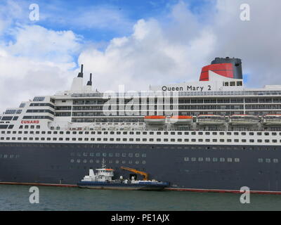 L'iconico ocean liner, Queen Mary 2, uno dei "tre regine" gestito dalla Cunard Line; ancorata a Southampton, Inghilterra Foto Stock