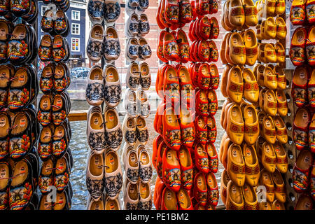 Tipico di legno verniciato di scarpe in olandese un negozio di souvenir nel centro della città vecchia di Amsterdam, Paesi Bassi Foto Stock