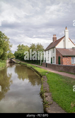 Ex bloccare i detentori cottage sul Worcester e Birmingham Canal vicino a Stoke prima Foto Stock