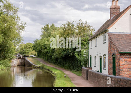 Ex bloccare i detentori cottage sul Worcester e Birmingham Canal vicino a Stoke prima Foto Stock